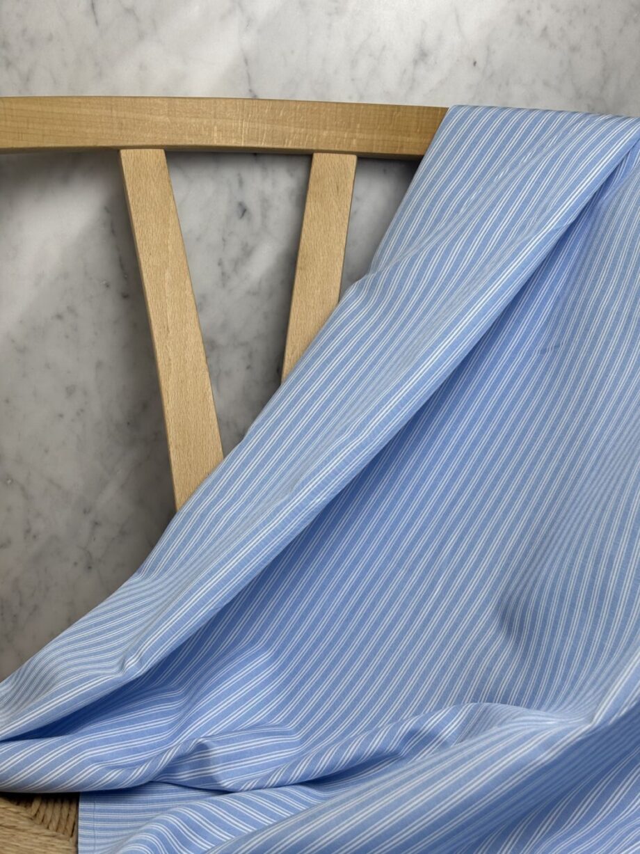 issu popeline de coton bleu ciel et blanc martina tissus au mètre nuances fabrics