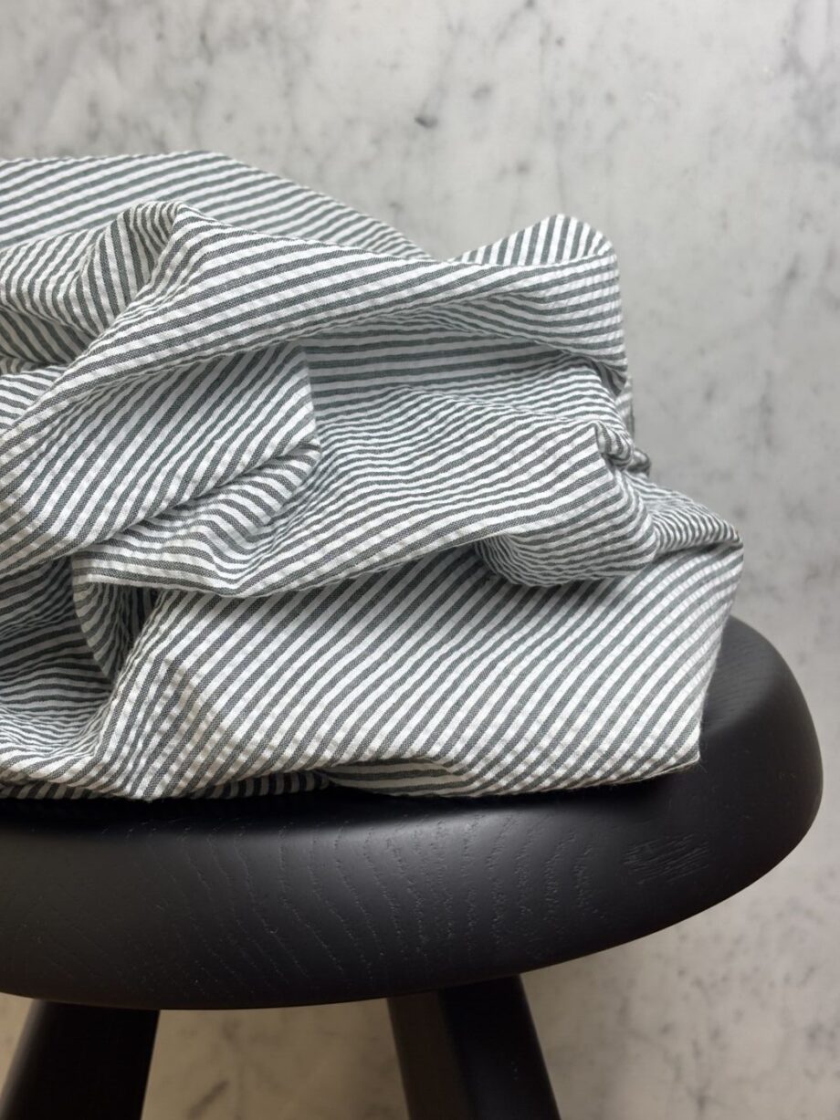 tissu coton seersucker à rayures vert de gris victorine tissus au mètre nuances fabrics