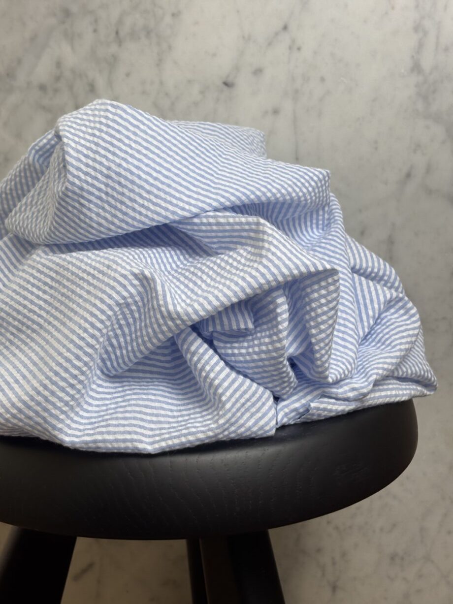 tissu coton seersucker à rayures bleu ciel victorine tissus au mètre nuances fabrics