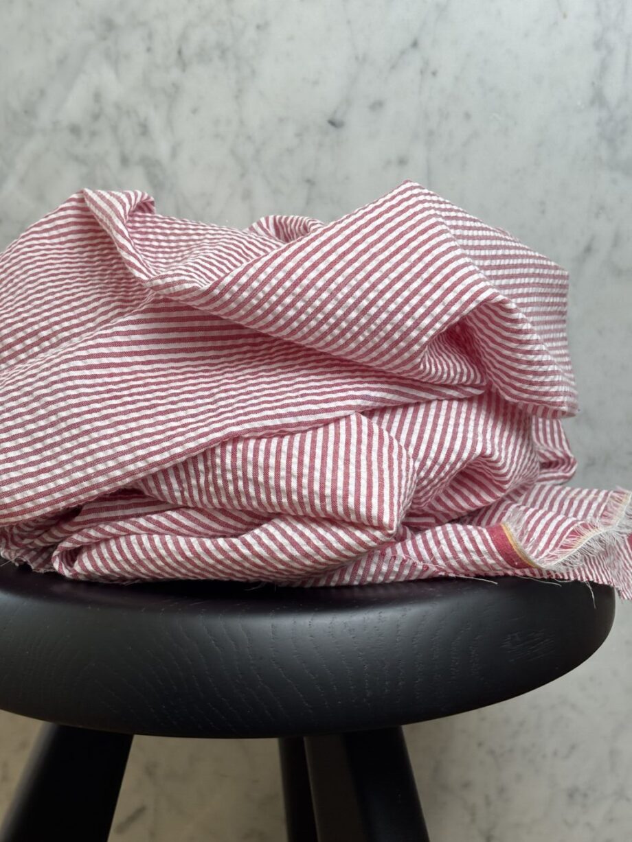 tissu coton seersucker à rayures framboise victorine tissus au mètre nuances fabrics