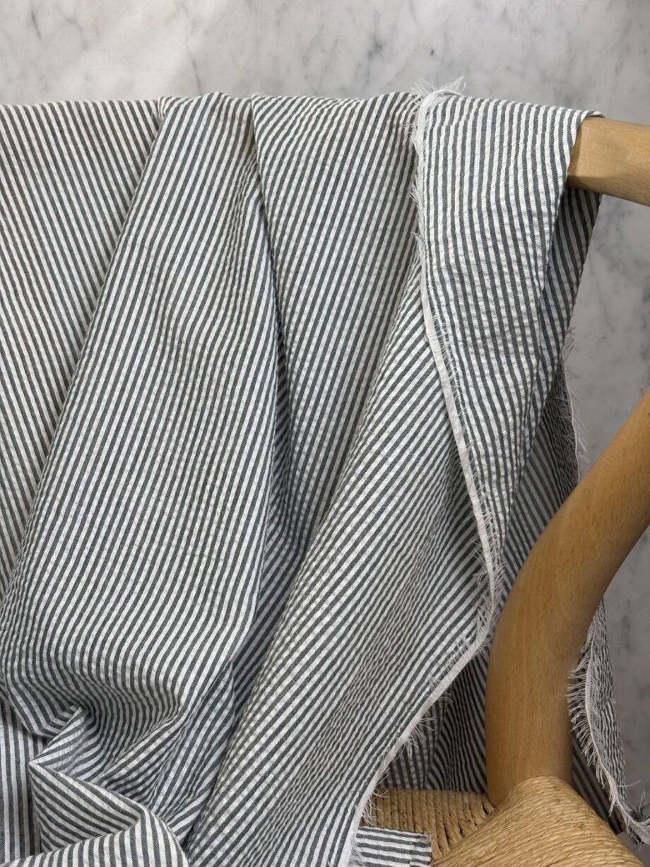 tissu coton seersucker à rayures vert de gris victorine tissus au mètre nuances fabrics