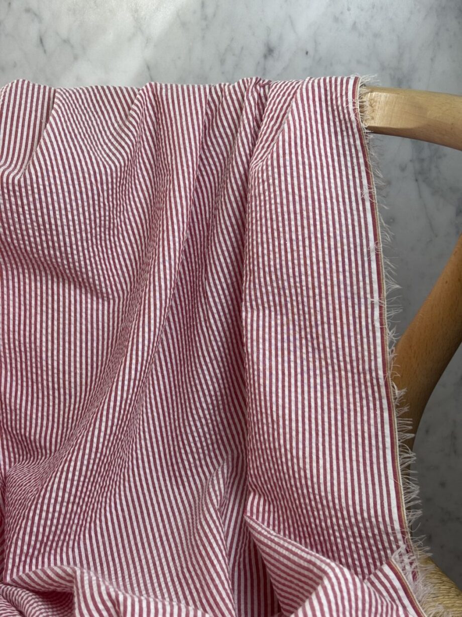 tissu coton seersucker à rayures framboise victorine tissus au mètre nuances fabrics