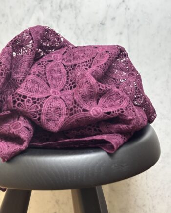 tissu dentelle guipure festonné aubergine linda tissus au mètre nuances fabrics