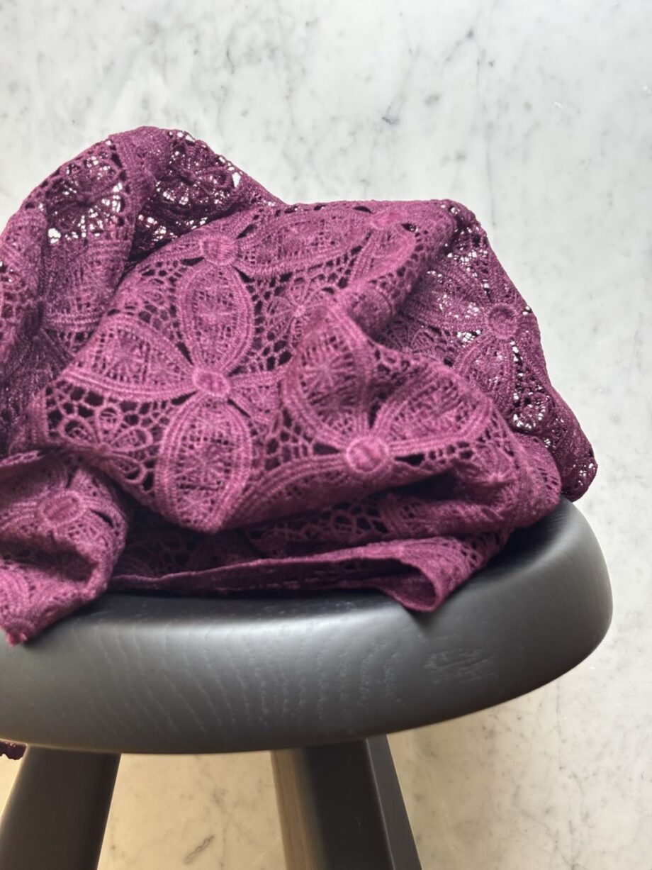 tissu dentelle guipure festonné aubergine linda tissus au mètre nuances fabrics