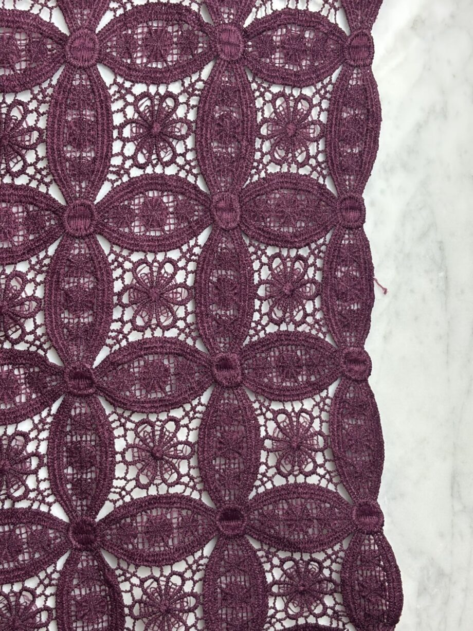 tissu dentelle guipure festonné aubergine linda tissus au mètre nuances fabrics