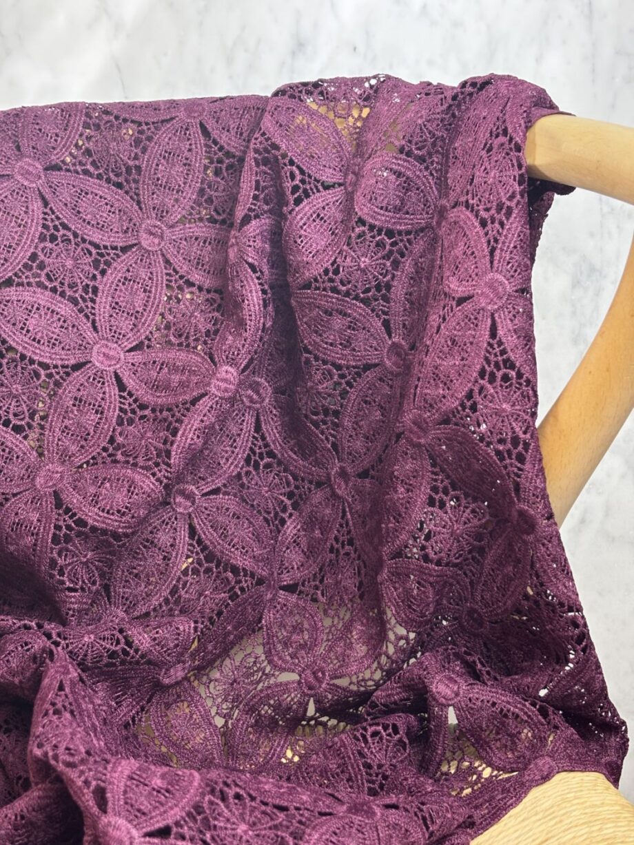 tissu dentelle guipure festonné aubergine linda tissus au mètre nuances fabrics