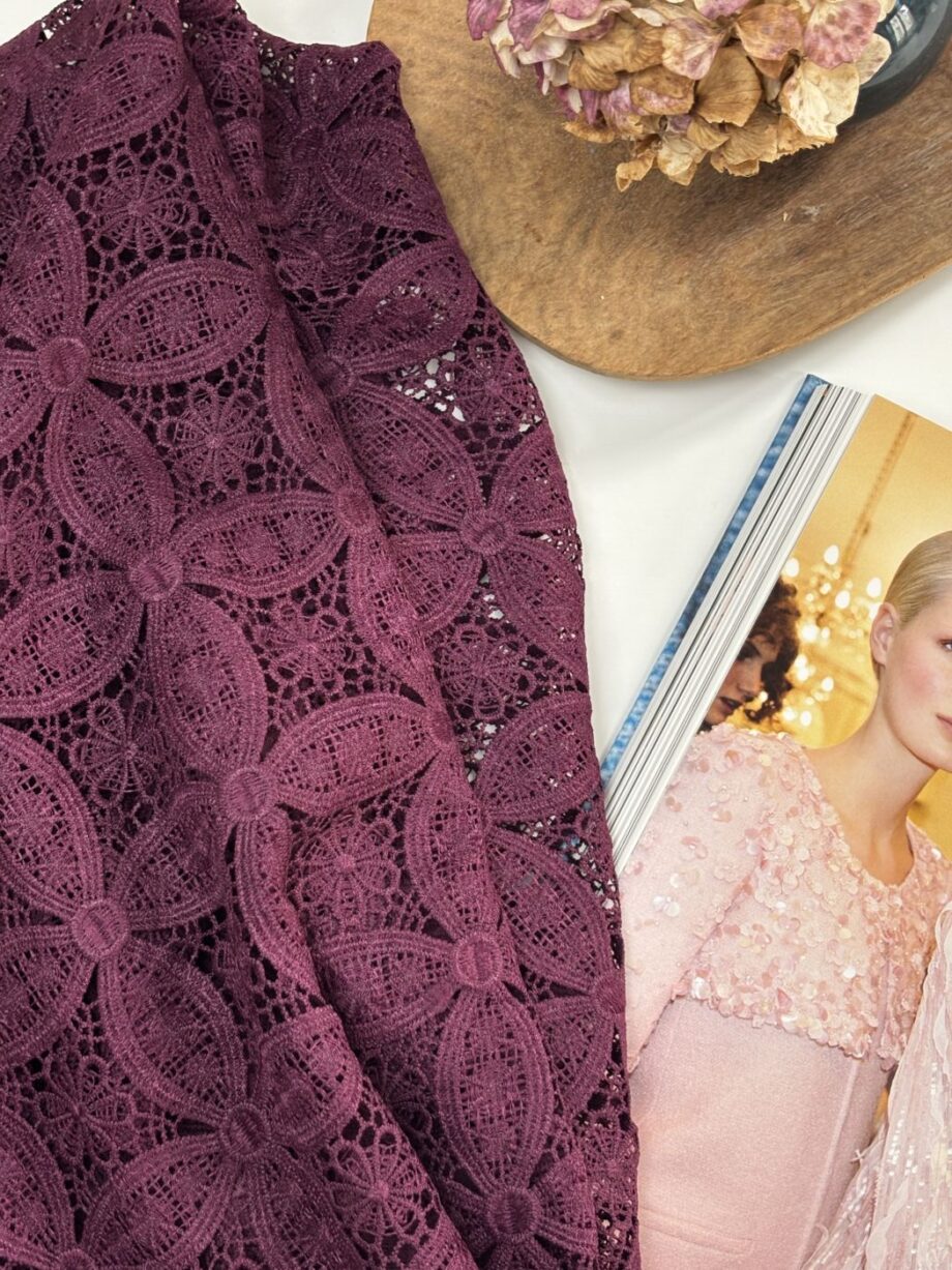 tissu dentelle guipure festonné aubergine linda tissus au mètre nuances fabrics