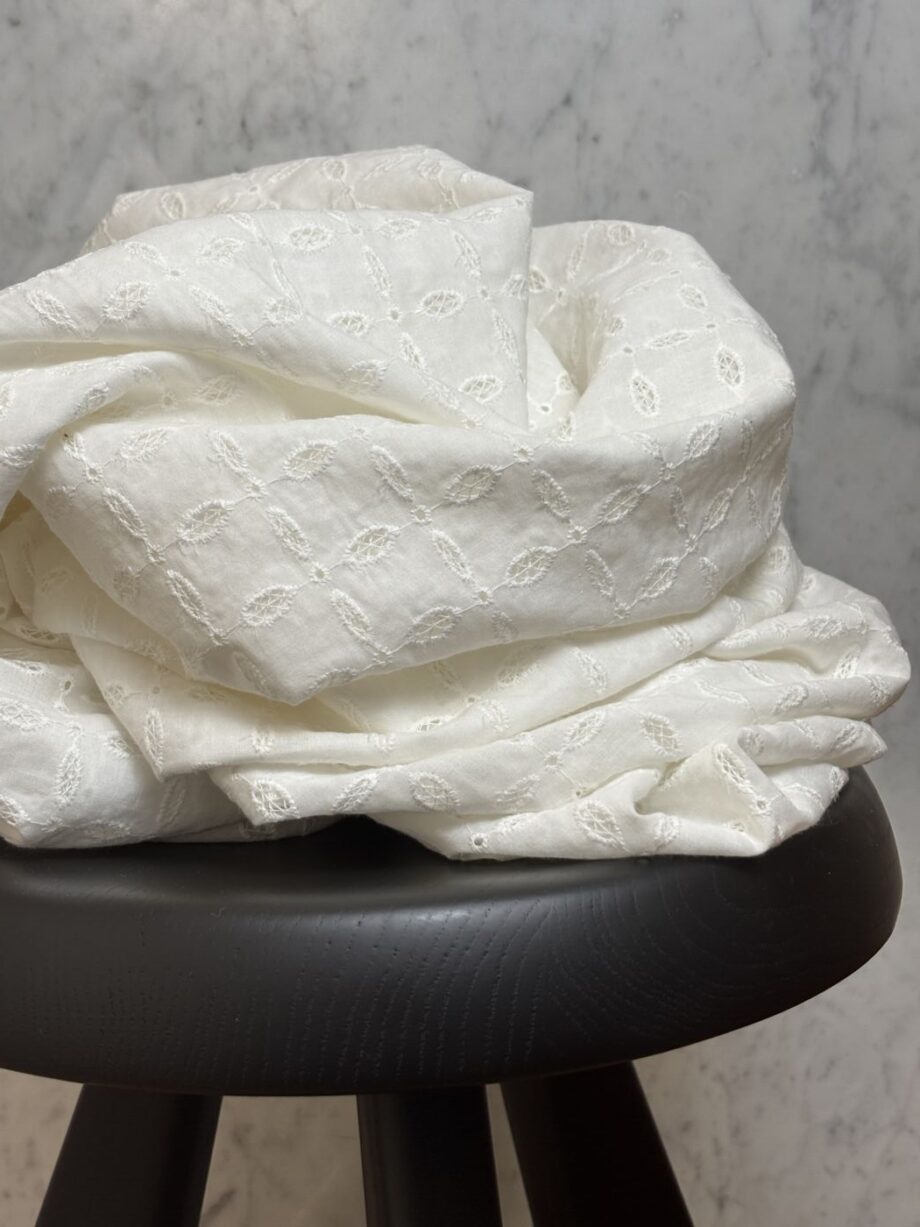box coupon 3 mètres broderie anglaise white mayfair tissus au mètre nuances fabrics