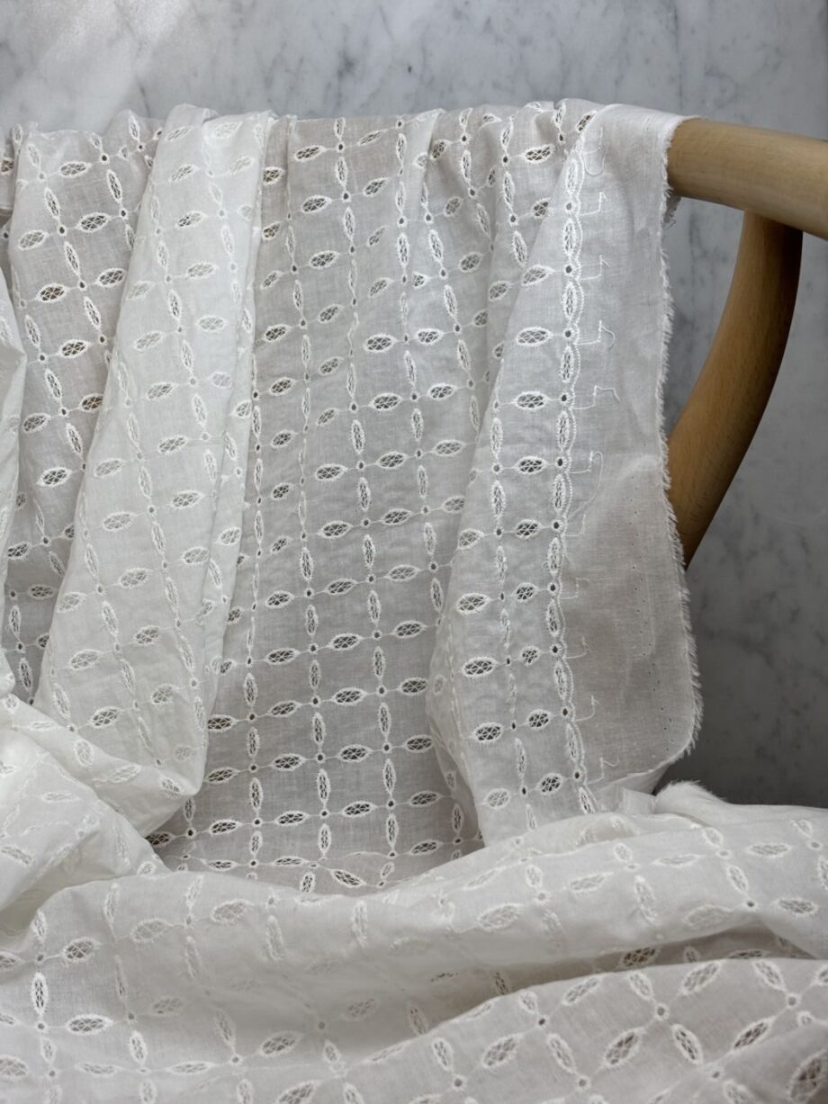 box coupon 3 mètres broderie anglaise white mayfair tissus au mètre nuances fabrics