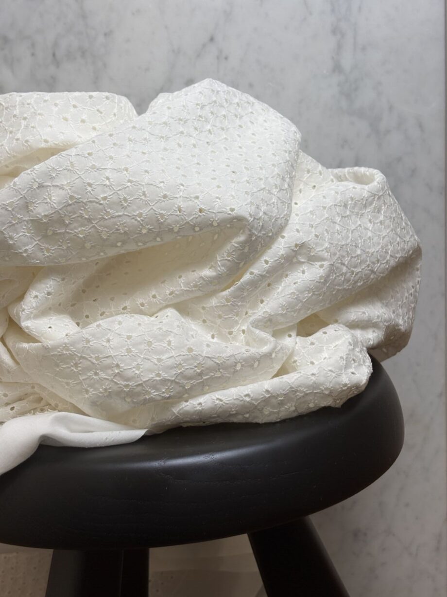 box coupon 3 mètres broderies anglaise white chelsea tissus au mètre nuances fabrics