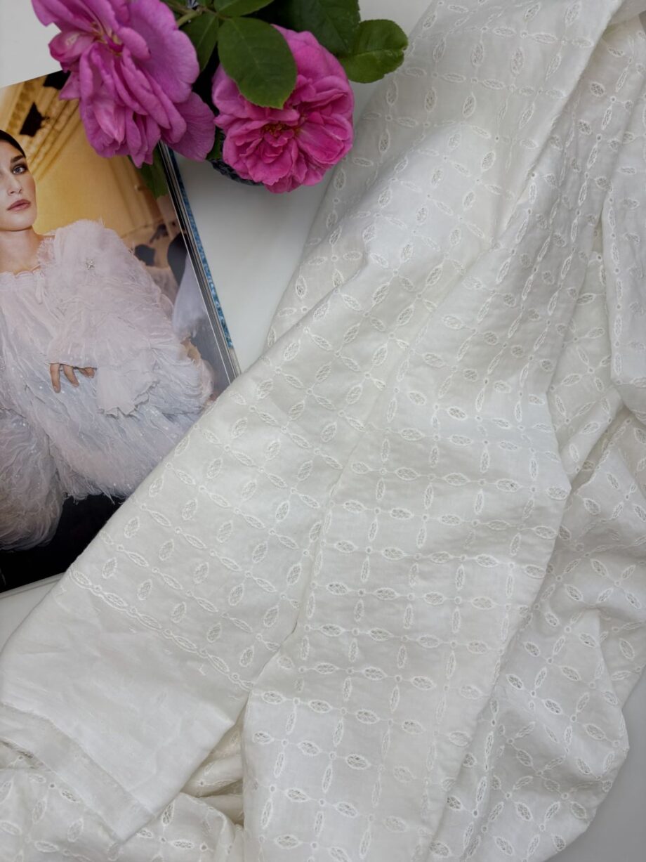 box coupon 3 mètres broderie anglaise white mayfair tissus au mètre nuances fabrics