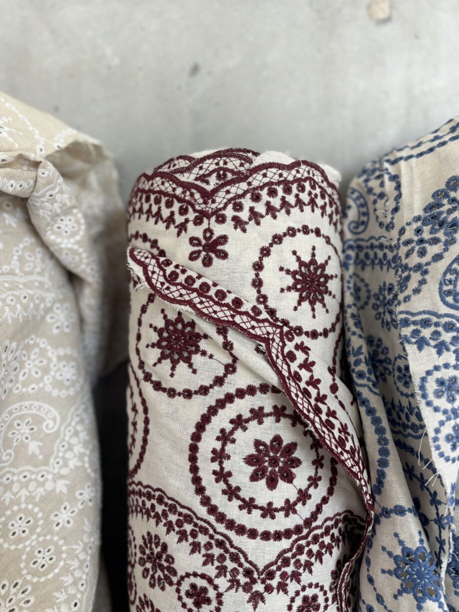 tissu broderie anglaise lin coton motif rosaces bordeaux martha tissus au mètres nuances fabrics