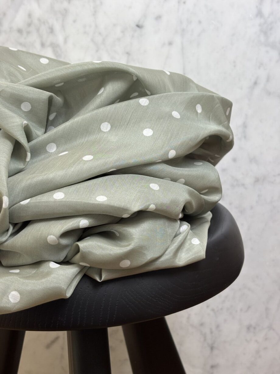 Tissu Coton Soie À Pois Écru Sur Fond Vert Amande Malïa Tissus Au Mètre Nuances Fabrics 1