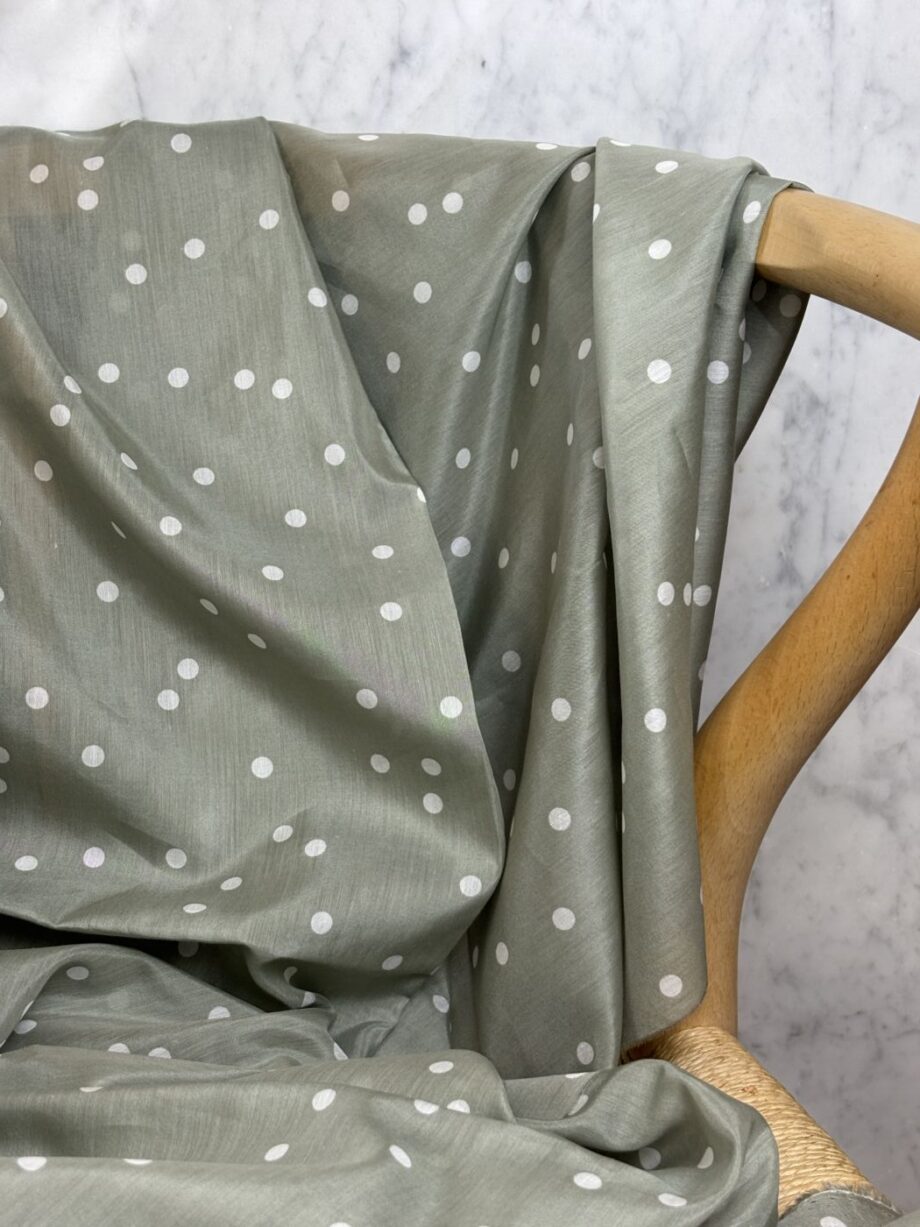 Tissu Coton Soie À Pois Écru Sur Fond Vert Amande Malïa Tissus Au Mètre Nuances Fabrics 3