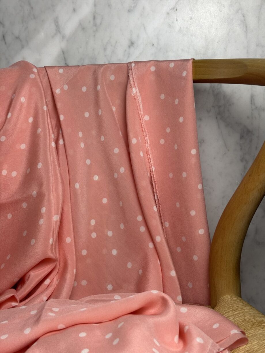 Tissu Crêpe De Chine En Soie À Pois Écru Sur Fond Rose Naïs Tissus Au Mètre Nuances Fabrics 3