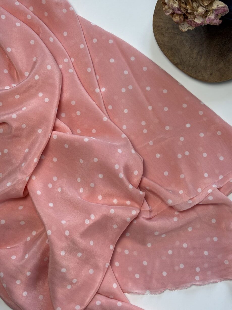 Tissu Crêpe De Chine En Soie À Pois Écru Sur Fond Rose Naïs Tissus Au Mètre Nuances Fabrics 4