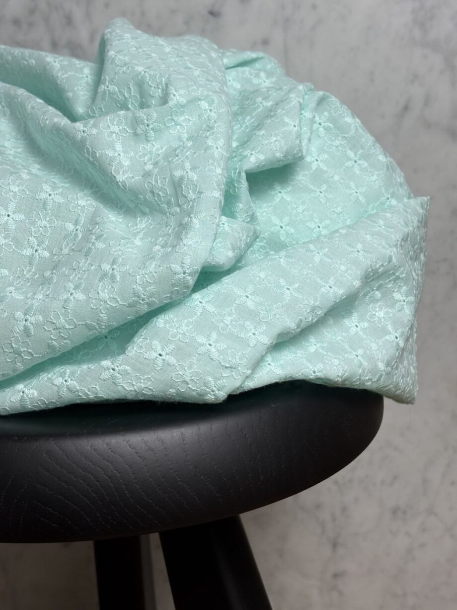 Box Coupon 2 Mètres Broderie Anglaise Tissus Au Mètres Nuances Fabrics 1
