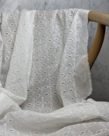 Box Coupon 3 Metres Broderie Anglaise White Mayfair Tissus Au Mètre Nuances Fabrics 2