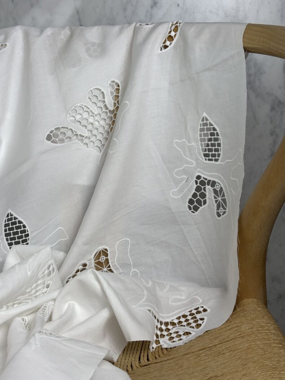 Tissu Broderie Anglaise Festonnée Popeline De Coton Blanc Keira Tissus Au Mètre Nuances Fabrics 2