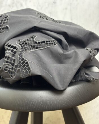 Tissu Broderie Anglaise Festonnée Popeline De Coton Noir Keira Tissus Au Mètre Nuances Fabrics 1