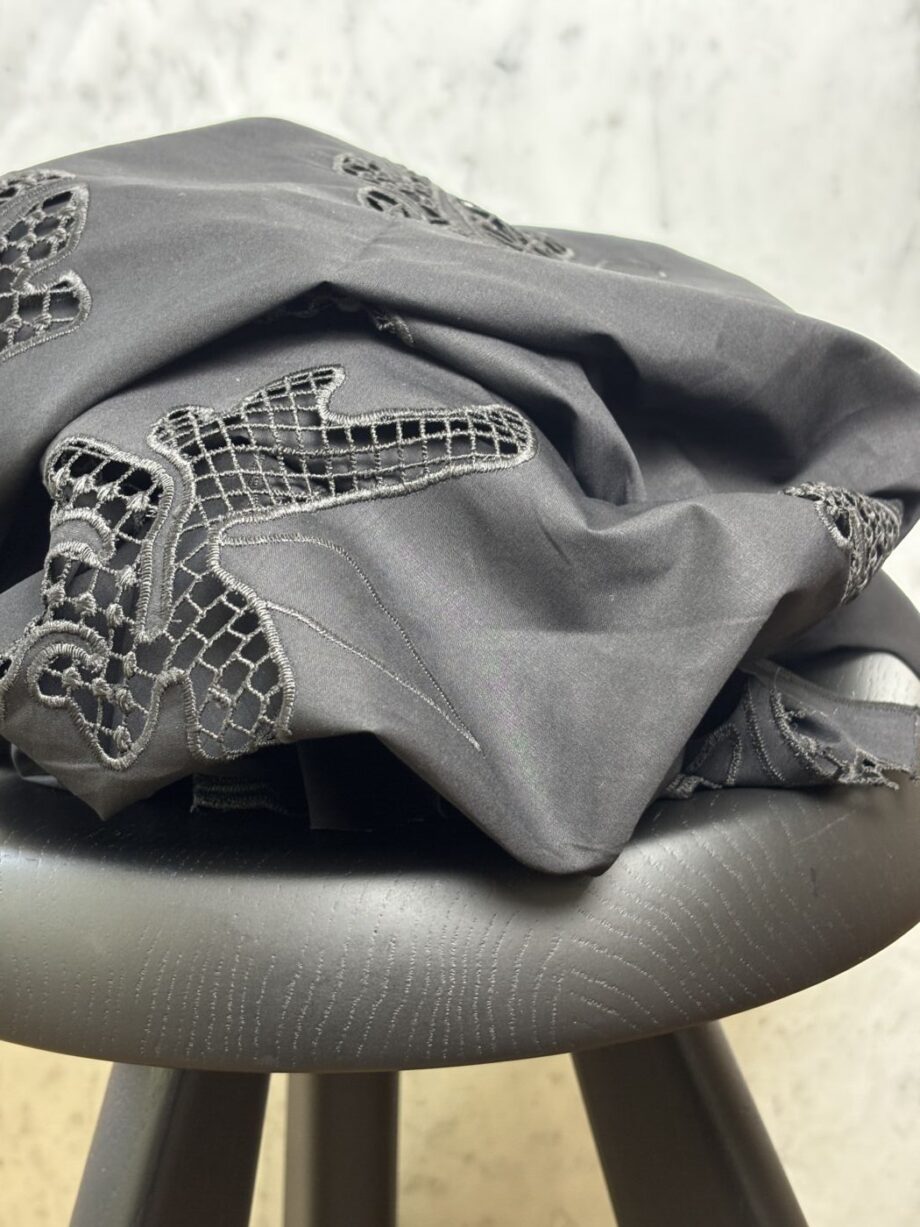 Tissu Broderie Anglaise Festonnée Popeline De Coton Noir Keira Tissus Au Mètre Nuances Fabrics 1
