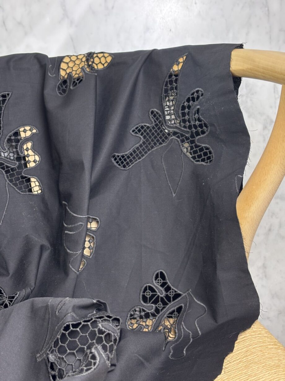 Tissu Broderie Anglaise Festonnée Popeline De Coton Noir Keira Tissus Au Mètre Nuances Fabrics 2