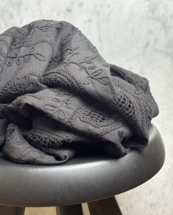 Tissu Broderie Anglaise Noire Motif Floral Elvira Tissus Au Mètre Nuances Fabrics 1
