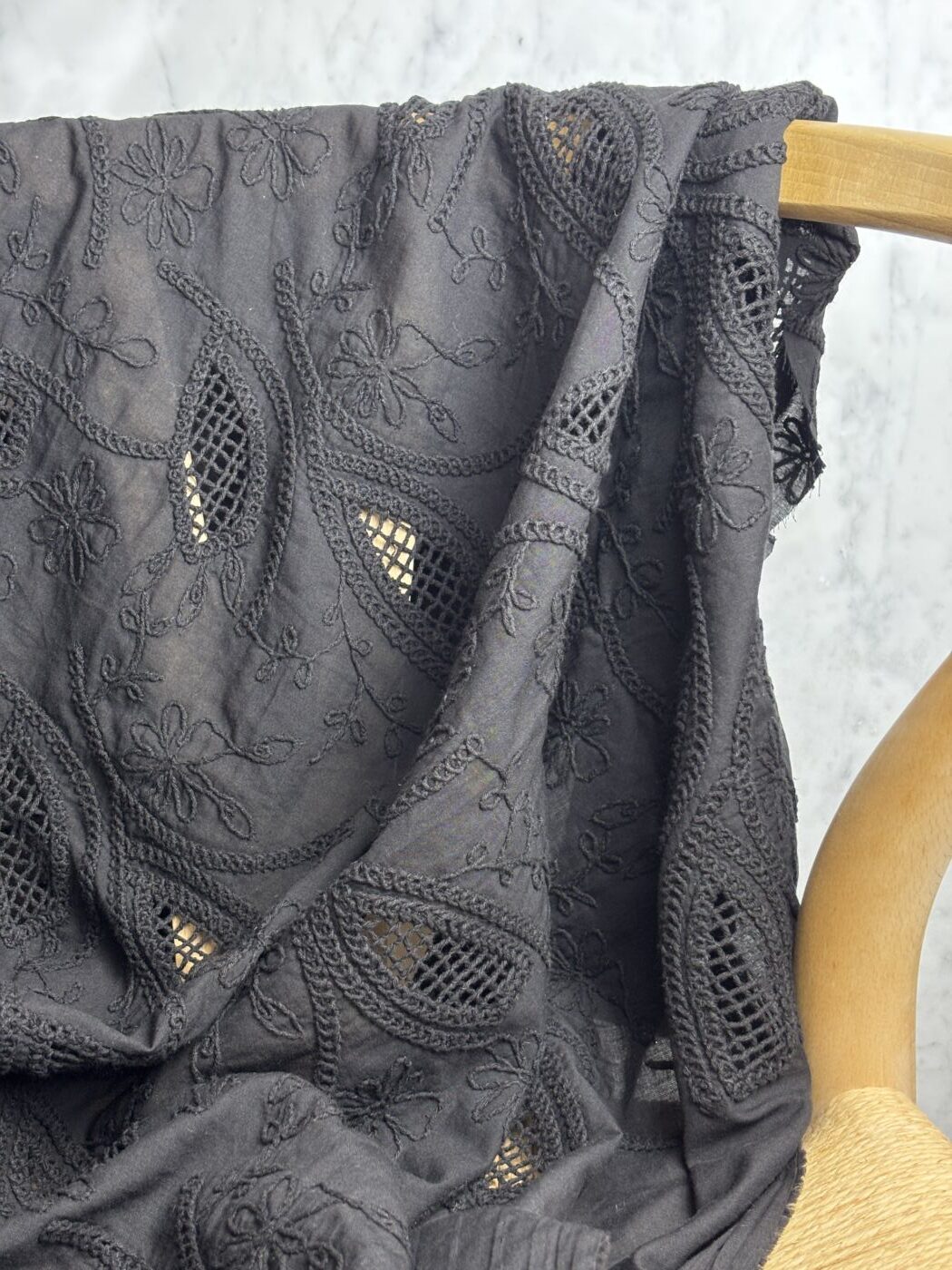 Tissu Broderie Anglaise Noire Motif Floral Elvira Tissus Au Mètre Nuances Fabrics 2