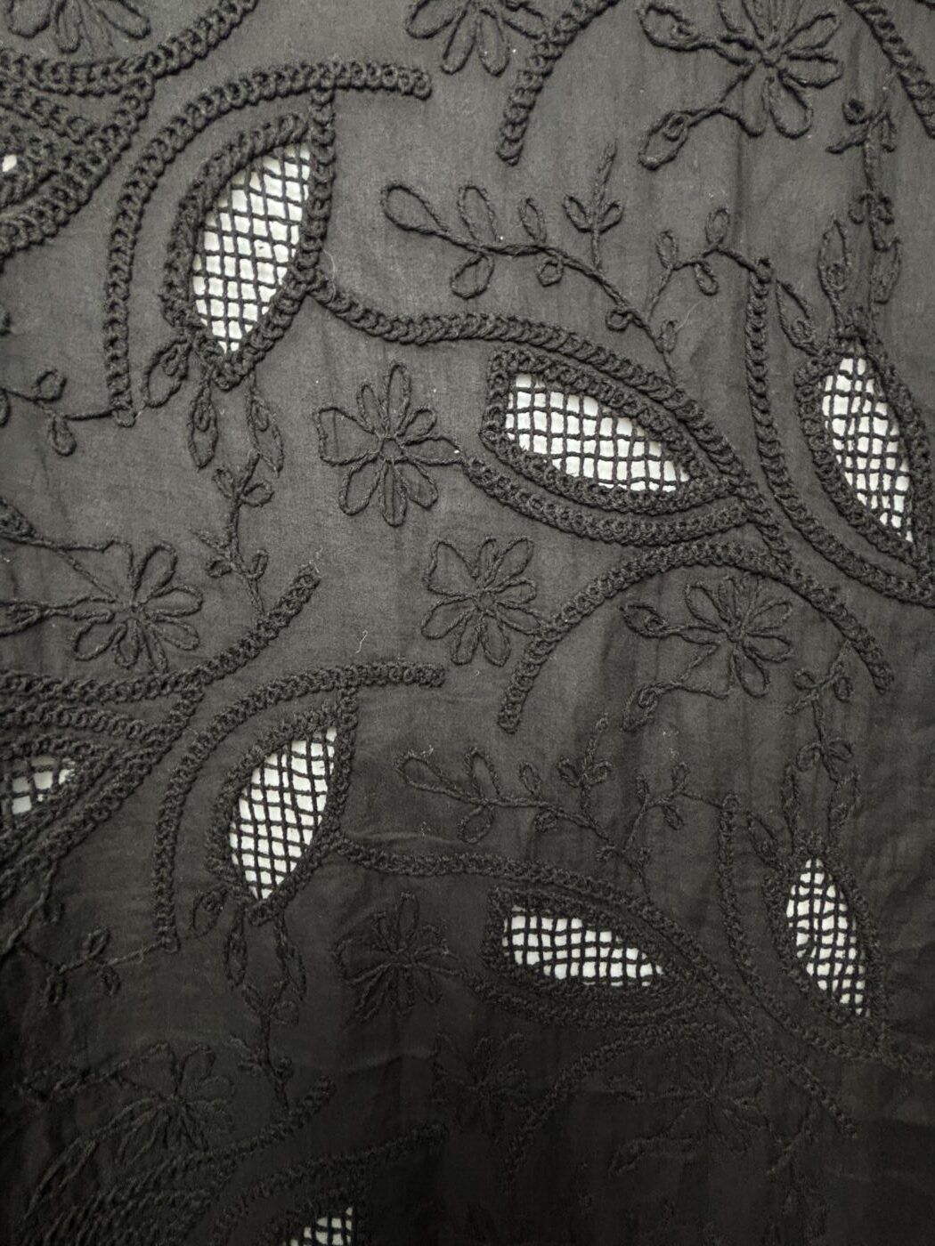 Tissu Broderie Anglaise Noire Motif Floral Elvira Tissus Au Mètre Nuances Fabrics 3