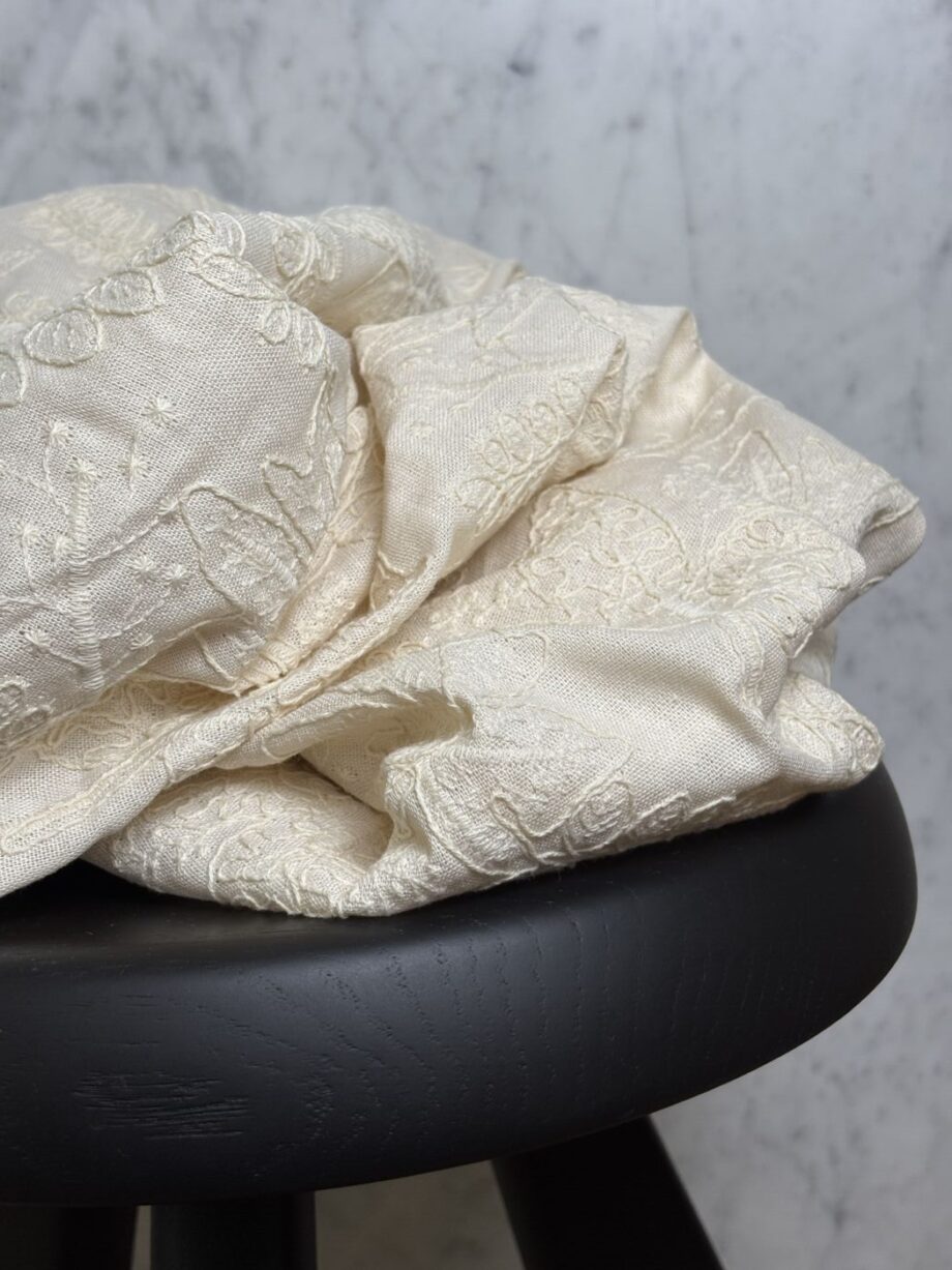 Tissu Lin Beige Brodé Ton Sur Ton Georgia Tissus Au Mètre Nuances Fabrics 1
