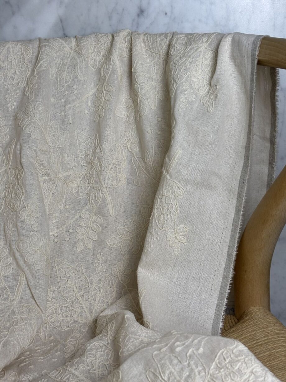 Tissu Lin Beige Brodé Ton Sur Ton Georgia Tissus Au Mètre Nuances Fabrics 3