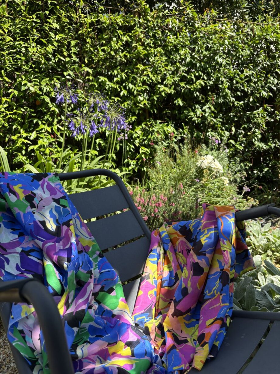 Tissu Mahalia Imprimé Feuilles Graphiques Tissus Au Mètre Nuances Fabrics 2