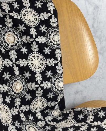 Tissu Dakota Coton Broderie Anglaise & Guipure Coloris Noir Tissus Au Mètre Nuances Fabrics 1