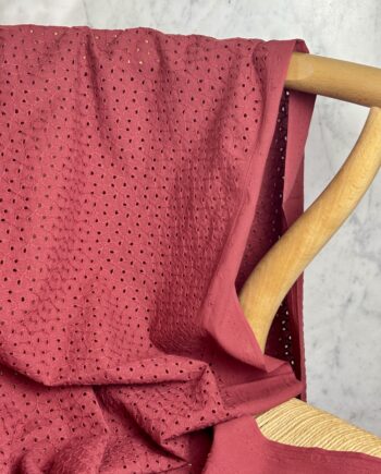 Tissu Chelsea Broderie Anglaise En Coton Framboise Tissus Au Mètre Nuances Fabrics 1